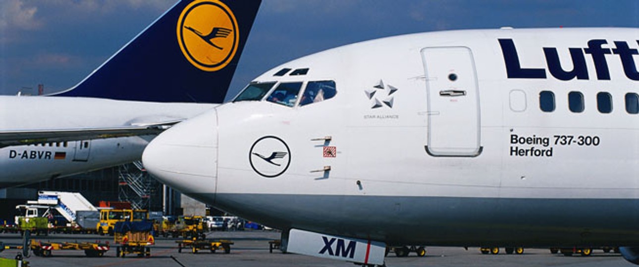 So kommen die Lufthansa-Flieger aktuell daher. Weiß ist die vorherrschende Farbe, der Rumpf ist unten grau ebenso sind die Triebwerke grau gehalten.