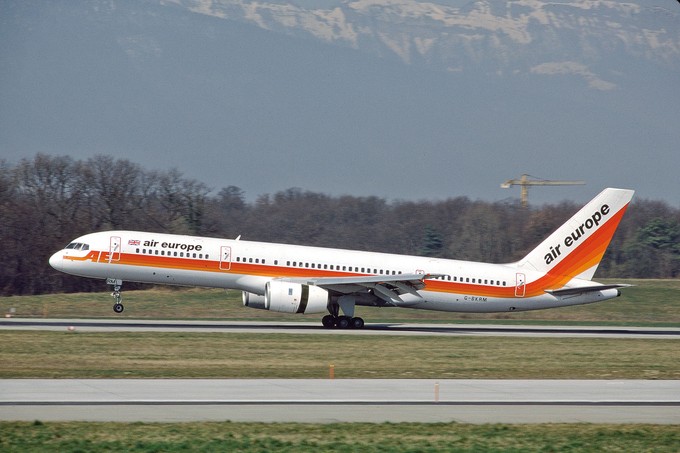 Die Boeing 757-236 G-BKRM ist mit Seriennummer 14 die älteste B757, die heute noch fliegt. Sie wurde im März 1983 an die britische Air Europe aus- geliefert und diente später als EC-FTL auch deren spanischer Tochterfirma Air Europa. Ab 1998 wechselte sie in die Hände amerikanischer VIP-Flugdienste, derzeit steht sie als N757SS bei Paradigm Air Operators unter Vertrag.