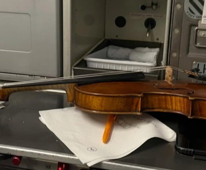 Violine im Flugzeug. So wird sie eigentlich nicht transportiert.