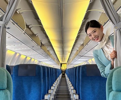 Eine Flugbegleiterin von Korean Air: Die Airline stoppt ihrem Bordservice nun früher.