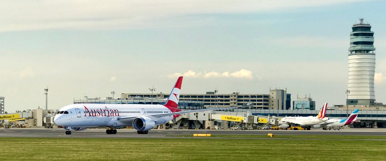 Boeing 787 in Austrian-Airlines-Lackierung in Wien: Die Lufthansa-Tochter bekommt neue Langstreckenjets.