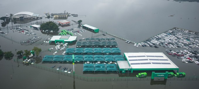 Auch am Flughafen von Porto Alegre geparkte Autos sehen aus, als würden sie schwimmen.