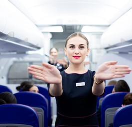 Wizz-Air-Flugbegleiterin: Die Airline gewinnt dank mehr Sitzplätzen.