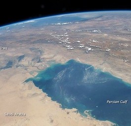 Der Persisische Golf aus der ISS gesehen: Sieht freidlich aus, ist es aber derzeit nicht.
