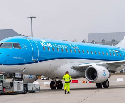 Embraer E175 von KLM Cityhopper: In solch einem Jet half eine Flugbegleiterin  Cockpit.