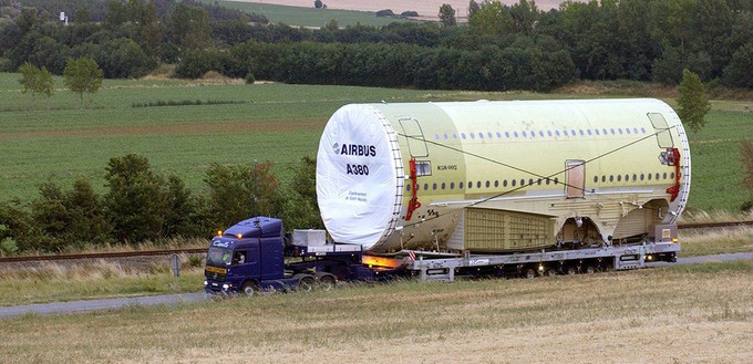 Im Oktober 2004 wird ein Teil des A380-Rumpfes über Land- und Wasserwege zur Endmontage nach Toulouse gebracht.