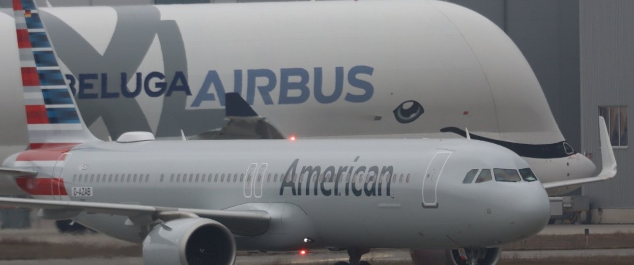 Bei Airbus in Hamburg: Der erste A321 XLR für American Airlines vor einem Beluga XL.