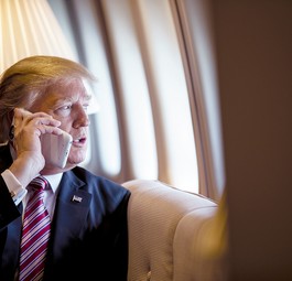 Zudem wünscht sich der Präsident ein größeres Bett in der Air Force One.