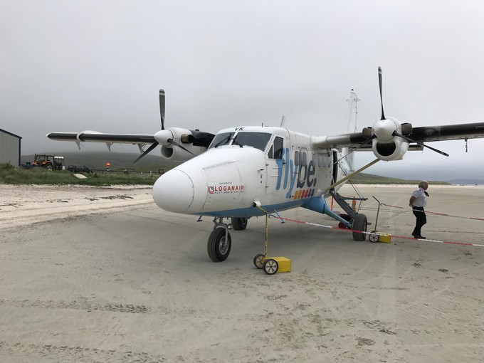 Das alte Farbmuster auf einer Twin Otter von Loganair, die früher für Flybe nach Barra flog.