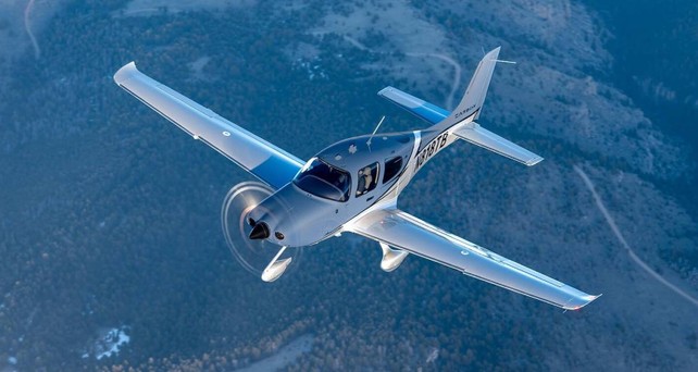 Ein Cirrus SR22 in der Luft: Motorhersteller Continental erklärt die Probleme.