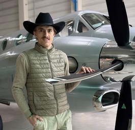 Cowboy-Air-Gründer Alex Toril vor seiner Beechcraft King Air C90. 