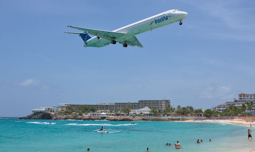 Jet von Insel Air im Landeanflug: Foto aus besseren Zeiten.