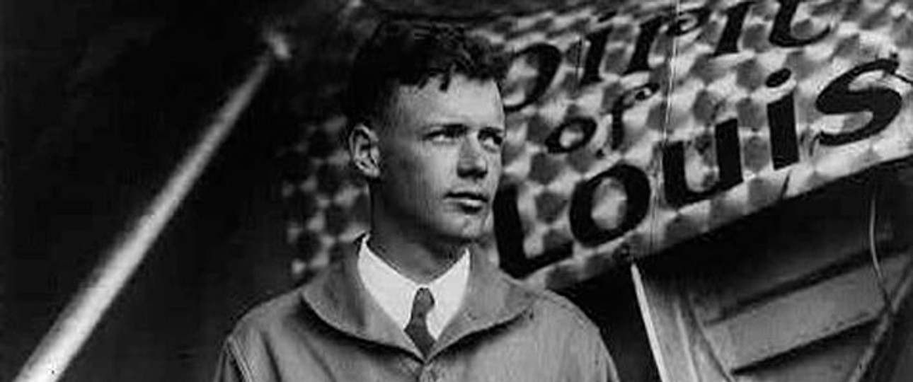 Charles Lindbergh vor seiner Maschine Spirit of St Louis: Der junge Flieger wurde durch seinen Rekordflug zum amerikanischen Nationalhelden.