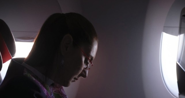 Claudia Sheinbaum im Flugzeug: Auch in der Economy Class kann man arbeiten. 