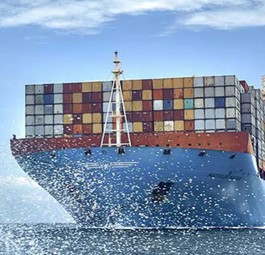 Containerschiff und Boeing 777 F: Die Kombination liegt im Trend.