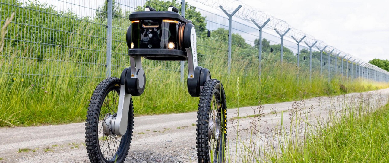 Rollen an Hamburgs Flughafenzaun entlang: selbstfahrende Roboter.