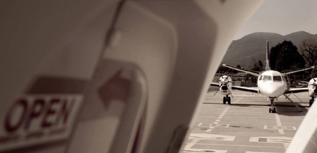 Blick auf eine Saab 2000 von Etihad Regional: Die Airline braucht weniger Personal.