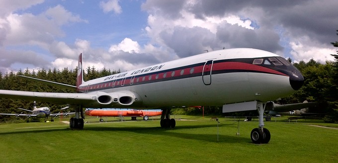 De Havilland DH.106 Comet: Der britische Vierstrahler war das erste in Serie gebaute Strahlverkehrsflugzeug der Welt. 1953/54 kam es zu einer Reihe von Unfällen mit der Comet 1, die in der Luft zerbrachen. Als sich der Hersteller von den Unglücken erholt und das Flugzeug verbessert hatte, war die Konkurrenz wie etwa die Boeing 707 vorbeigezogen. Inklusive Prototypen wurden 114 Exemplare gebaut.