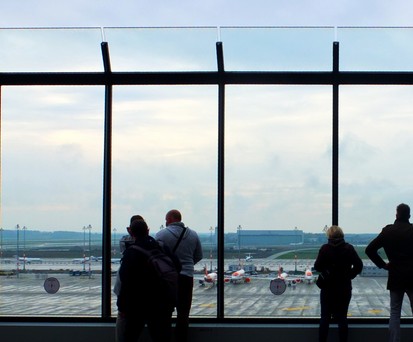 Besucherterrasse mit Glaswänden am BER: Überwurfschutz künftig auch in Düsseldorf.