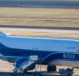 Die in Köln gestrandete Boeing 737 F von Atran: Kann Deutschland nicht mehr verlassen.