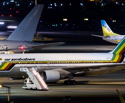 Flugzeug von Air Zimbabwe (hier im Jahr 2013): Gehen 25 Prozent der Anteile nach Südafrika?