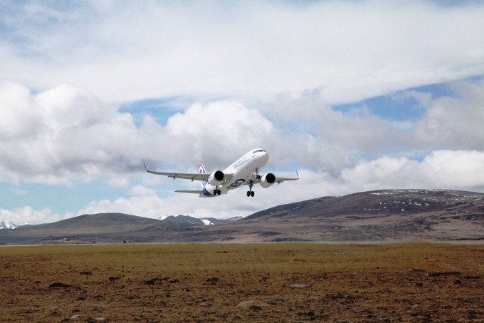 Ein Airbus A320 Neo startet am Daocheng Yading Airport, dem höchstgelegenen Flughafen der Welt.