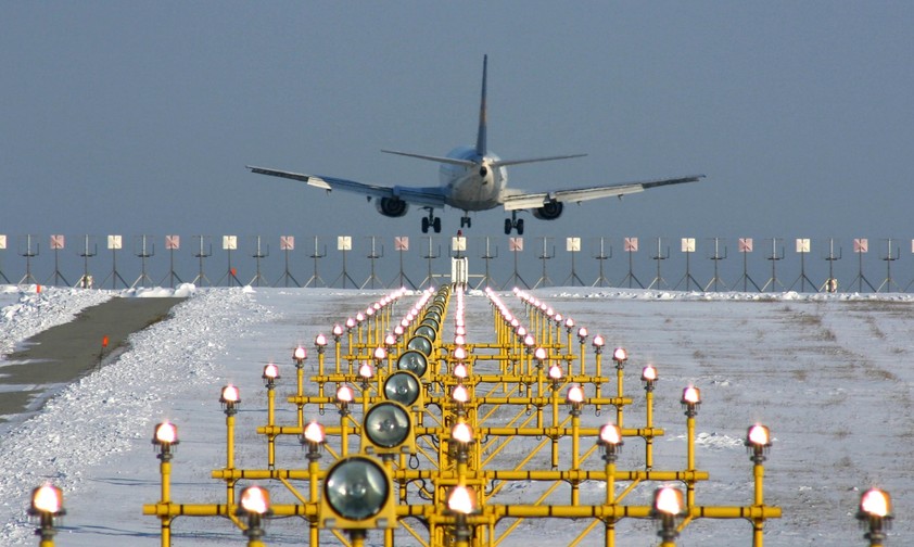 Schnee am Flughafen Wien: Aktuell Mal liegt viel mehr davon als auf diesem Bild.