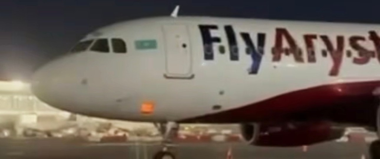 Airbus A320 von Fly Aryztan: Es scheint unterhalb des Cockpits zu brennen.