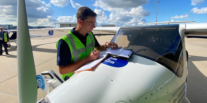 ... der Pilot nach der Landung den Flieger auflädt und Dokumente ausfüllt.