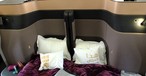 Doch es ist auch Platz für zwei, die zusammen sein wollen - hier in Form von zwei zum Doppelbett umgebauten Sitzen.