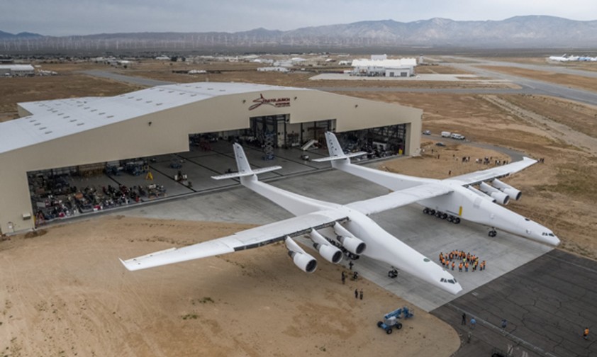 Das Flugzeug von Stratolaunch Systems: Zum ersten Mal an der frischen Luft.