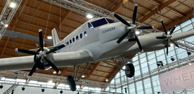 Bei der Messe Aero Friedrichshafen ist schon ein Modell der Junkers Ju-52 NG zu sehen.