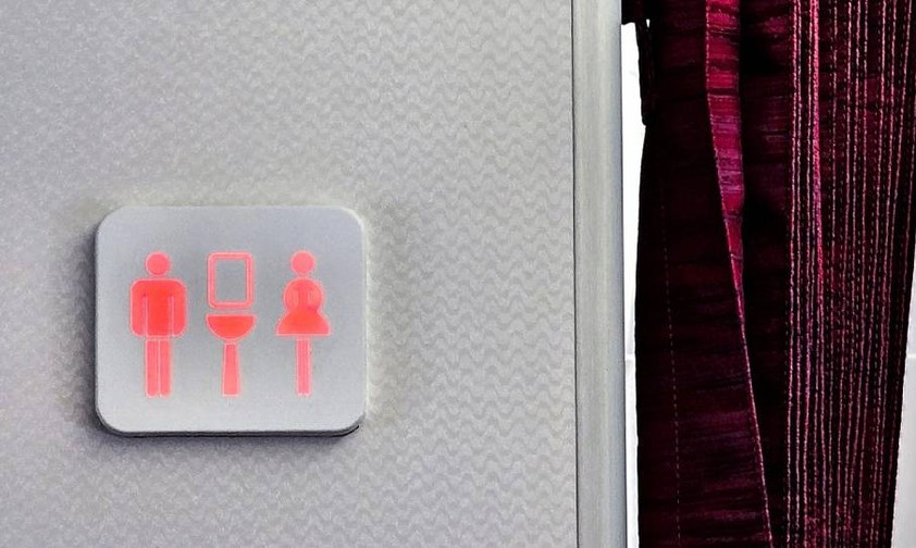 Belegte Flugzeugtoilette: Wie groß ist das Einsparpotenzial wenn Passagiere nicht mehr auf die Bordtoilette gehen würden?