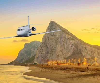 Businessjet vor dem Felsen von Gibraltar: Das britische Territorium baut ein eigenes Flugzeugregister auf.