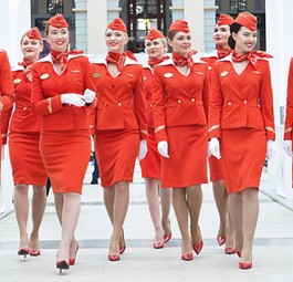 Outfit von Aeroflot: Nicht jede Stewardess hat Gardemaß.