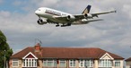 Ein Airbus A380 von Singapore Airlines bei der Landung in London: Sechs verschiedene Airlines schicken den Superjumbo im Winter in die britische Hauptstadt.