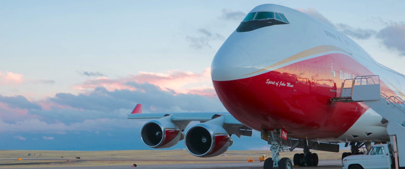 747 Supertanker: So sieht das weltgrößte Löschflugzeug am Boden aus, ...