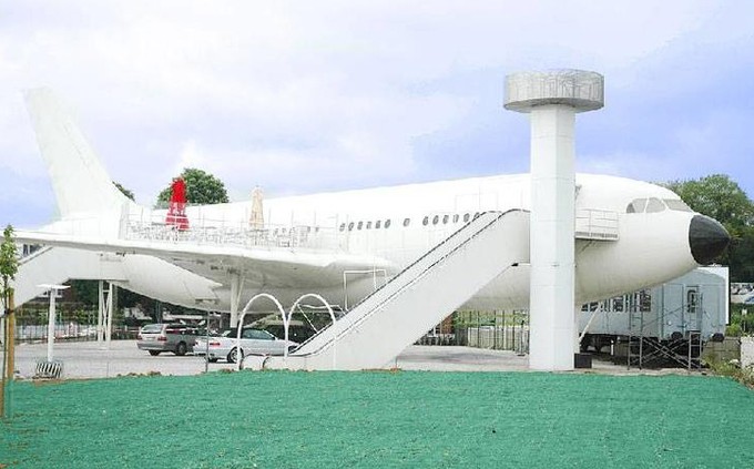 Der einst von Nigeria Airways genutzte Airbus A310 steht in Charleroi.