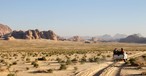Auf der Jeep-Ladefläche geht es durchs Wadi Rum