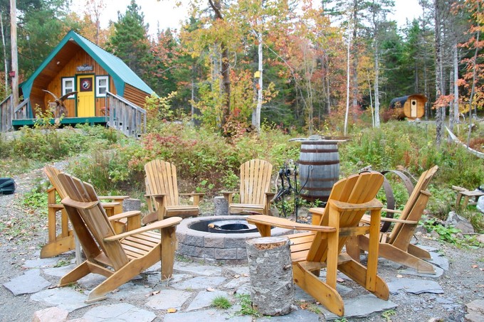 Bitte platz nehmen vor Angelos River Nest Holzhütten