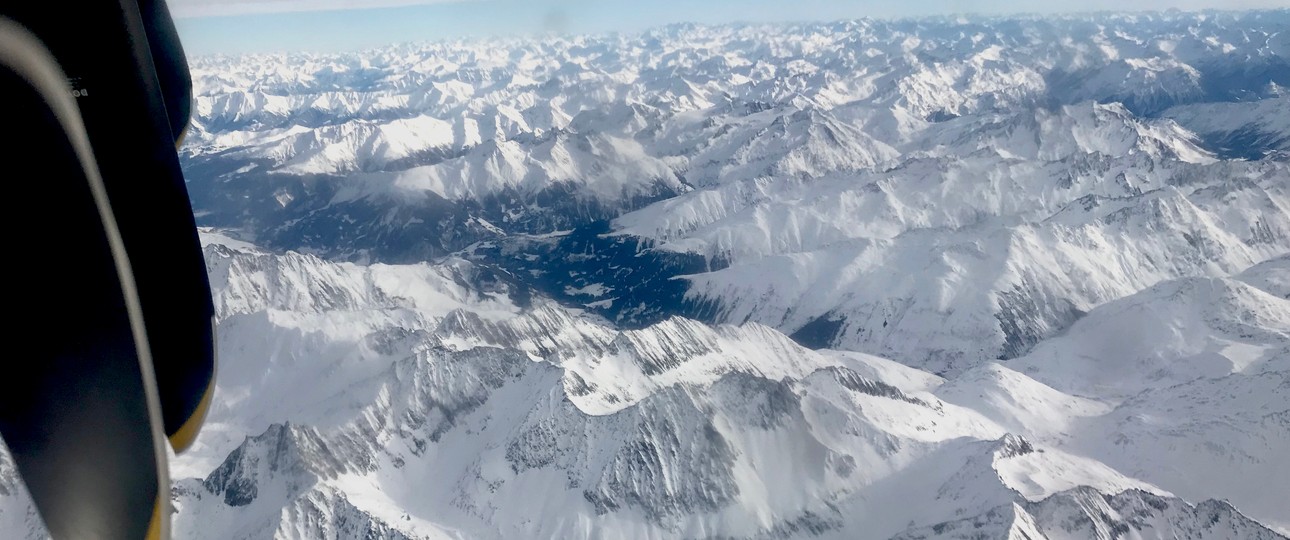 Blick aus einer Bombardier Dash 8 auf die Schweizer Alpen: Austrian Airlines fliegt noch einige Tage weiter.