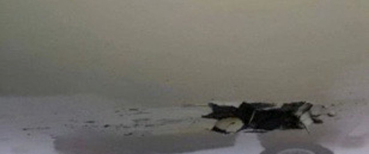 Riss im Rumpf des Airbus A319 von Shenzen Airlines: Das Flugzeug setzte vor Landebahn auf.