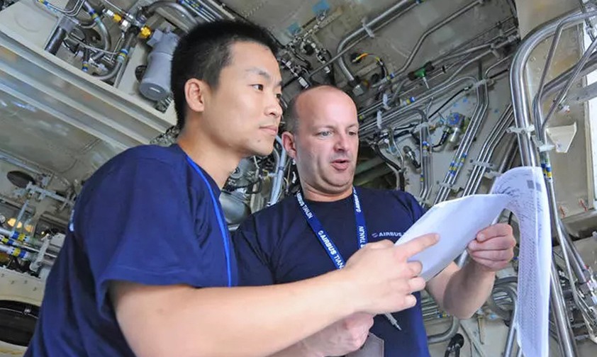 Angestellte der Endmontagelinie in Tianjin: Erste Lieferung nach Europa.