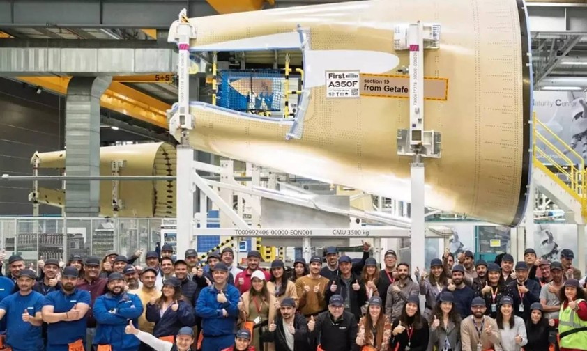 Mitarbeitende von Airbus vor Sektion 19: Das erste Teilstück ist nach Hamburg geliefert worden.