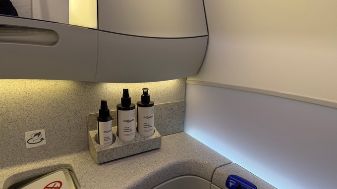 Business Class und Premium Eco Passagiere dürfen die gleiche Toilette benutzen.