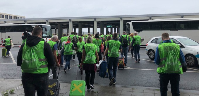 Über Tunnel und Treppen gelangten wir aus dem Hauptterminal. Panik kam nicht auf. Viele Probanden wirkten umsichtig und hilfsbereit.