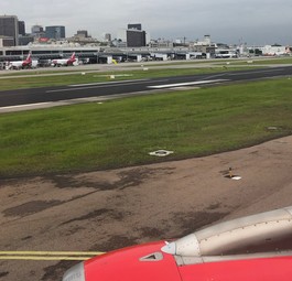 Ebenso sind hohe Gebäude dicht neben dem Flughafen gelegen.