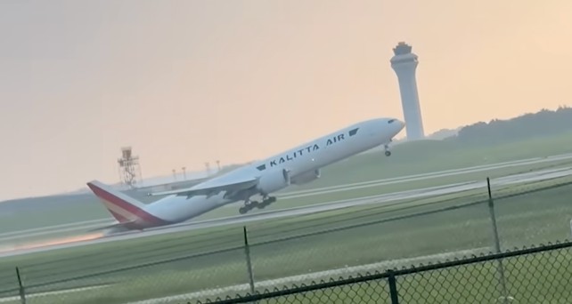 Boeing 777 von Kalitta Air: Funken schlagen.