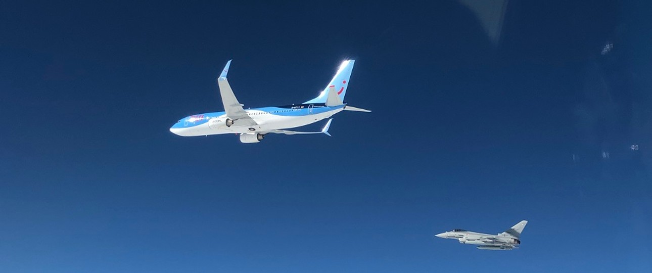 Beeindruckender Anblick - aber für die Passagiere harmlos: Kampfjet neben der Boeing von Tuifly.