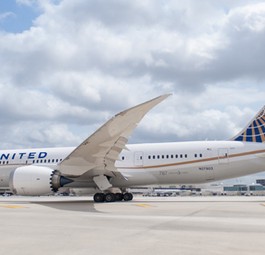 Continental Airlines vermeidet die Nummer 13 vollkommen: Es gibt kein Gate 13 an ihren Drehkreuzen, in Flugzeugen fehlt die 13. Reihe, Flugnummern enthalten keine 13.